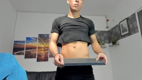 noah_flynn1 online show from 04-30-26, 08:20