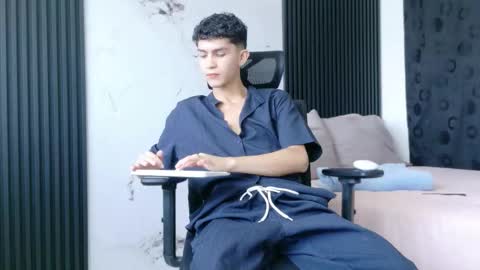 noah tyler  online show from 12-05-25, 05:42