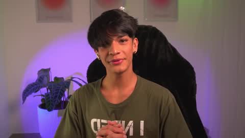 Snapshot of noahh_th03 chatting on 02-22-25, 10:52 Noah online show from 02-22-25, 10:52