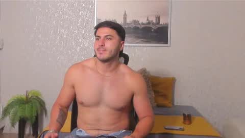 Noah Stevenss online show from 08-09-26, 01:51