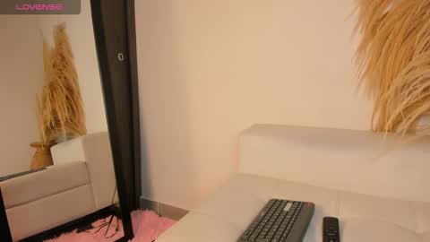 Snapshot of noami_rose chatting on 01-14-26, 01:00 Noami Rose online show from 01-14-26, 01:00