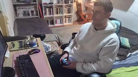Noeliswaifu online show from 07-18-26, 09:51
