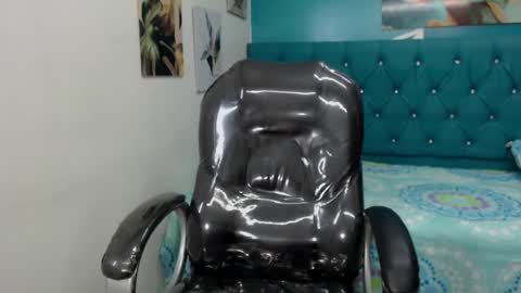 Snapshot of noha_scott chatting on 01-12-25, 10:43 Noha Scott online show from 01-12-25, 10:43