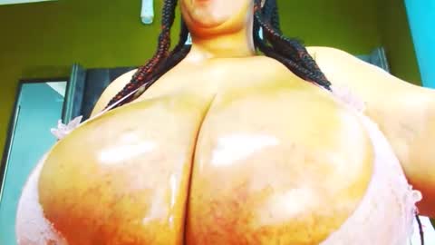 Snapshot of nombusoh880 chatting on 10-17-25, 07:00 THICKNTASYBBWZOEY18 online show from 10-17-25, 07:00