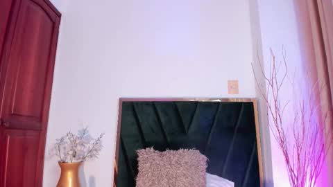 Nora Da Silva online show from 11-11-25, 01:05