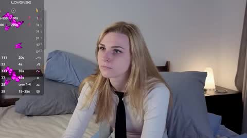 Snapshot of noradunn chatting on 10-10-25, 11:09 Elina online show from 10-10-25, 11:09
