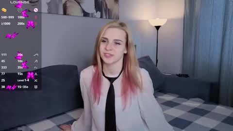 Snapshot of noradunn chatting on 10-16-25, 10:16 Elina online show from 10-16-25, 10:16