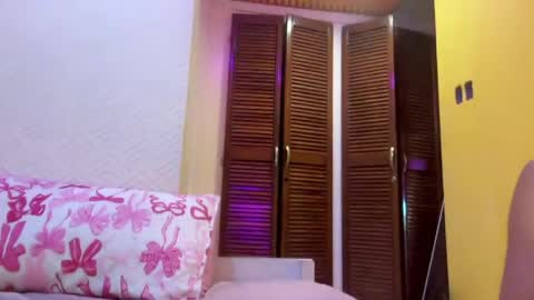 nova_licious online show from 05-26-26, 03:41