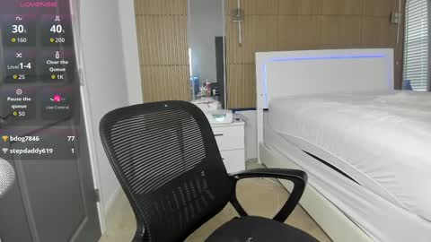 Snapshot of novacandy chatting on 10-17-25, 08:33 Nova online show from 10-17-25, 08:33