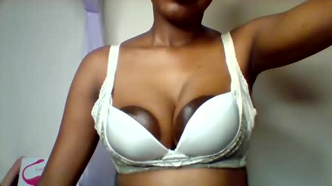 Snapshot of nubian_queen1033 chatting on 01-15-26, 10:57 happie online show from 01-15-26, 10:57
