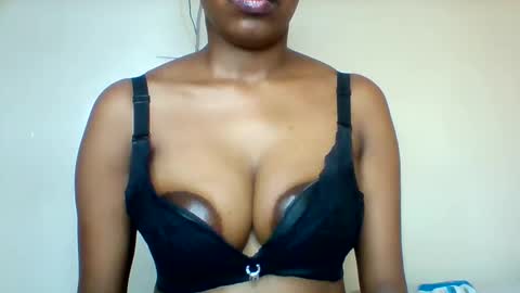 Snapshot of nubian_queen1033 chatting on 02-07-26, 11:14 happie online show from 02-07-26, 11:14