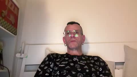 Snapshot of o_johnny_deep_o chatting on 03-05-26, 01:56 Jonathan Deep online show from 03-05-26, 01:56