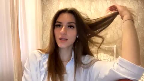 Mia online show from 10-22-25, 10:04