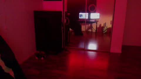 Snapshot of officialmoneyxxx chatting on 12-20-25, 12:01 Money online show from 12-20-25, 12:01