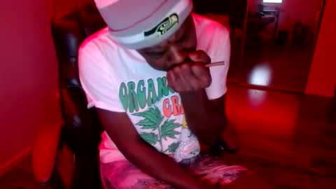 Snapshot of officialmoneyxxx chatting on 02-11-26, 09:14 Money online show from 02-11-26, 09:14