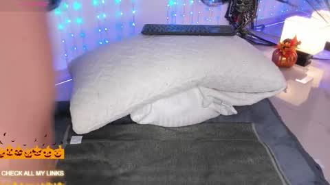 ohyesly_ online show from 10-23-25, 10:47