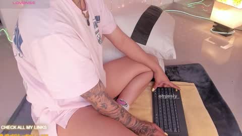 ohyesly_ online show from 01-13-26, 10:09