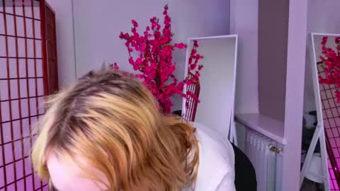 Snapshot of oksi_koxy chatting on 05-24-26, 08:58 Karolina online show from 05-24-26, 08:58