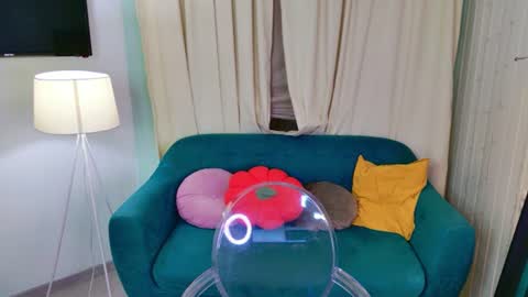 Snapshot of oksi_koxy chatting on 06-14-26, 09:50 Karolina online show from 06-14-26, 09:50
