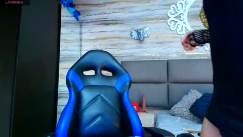 Snapshot of oliver__brown chatting on 11-28-25, 09:50 Oliver online show from 11-28-25, 09:50