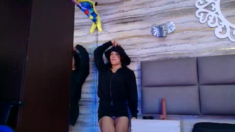 Snapshot of oliver__brown chatting on 01-10-26, 12:12 Oliver online show from 01-10-26, 12:12