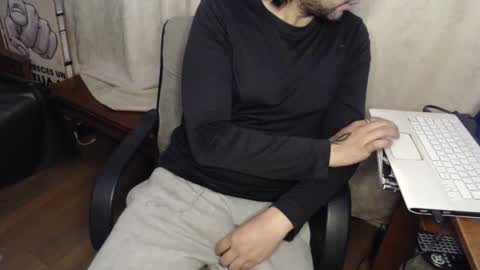 oliver_laid_2023 online show from 11-28-25, 02:47