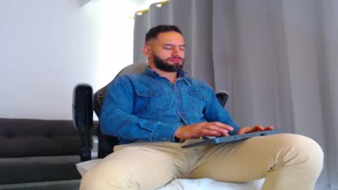 oliver online show from 12-01-25, 01:49