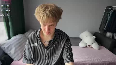 Snapshot of olivertasty chatting on 05-12-26, 12:35 oliver online show from 05-12-26, 12:35