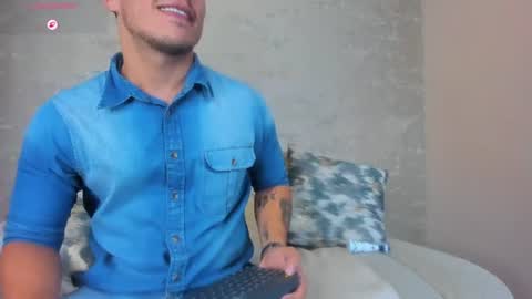 Snapshot of oliverwyse chatting on 06-16-26, 12:46 Oliver online show from 06-16-26, 12:46