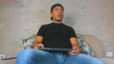 Snapshot of oliverwyse chatting on 06-21-26, 02:25 Oliver online show from 06-21-26, 02:25
