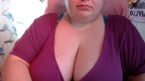 Snapshot of olivia_bud_gold chatting on 12-19-24, 12:01 Olivia Gold online show from 12-19-24, 12:01
