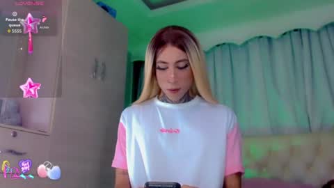 Snapshot of oliviahot01 chatting on 07-26-26, 01:14 oliviahot01 online show from 07-26-26, 01:14