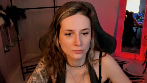 Snapshot of oliviamcclean chatting on 11-17-25, 09:59 Liv online show from 11-17-25, 09:59