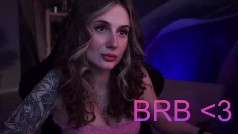 Snapshot of oliviamcclean chatting on 11-18-25, 05:23 Liv online show from 11-18-25, 05:23