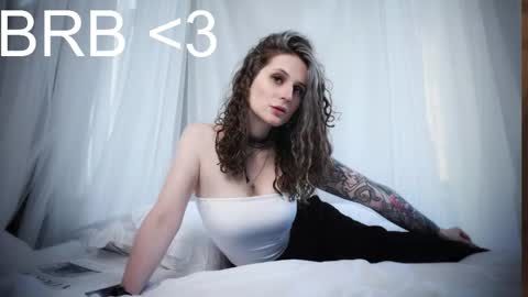 Snapshot of oliviamcclean chatting on 11-19-25, 02:22 Liv online show from 11-19-25, 02:22