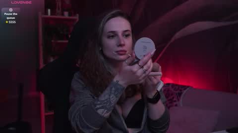 Snapshot of oliviamcclean chatting on 11-22-25, 06:23 Liv online show from 11-22-25, 06:23