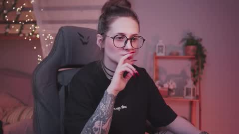 Snapshot of oliviamcclean chatting on 01-13-26, 08:03 Liv online show from 01-13-26, 08:03