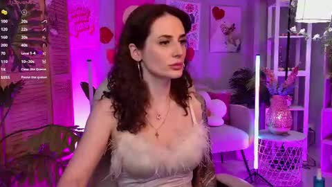 Snapshot of oliviamcclean chatting on 06-17-26, 02:40 Liv online show from 06-17-26, 02:40