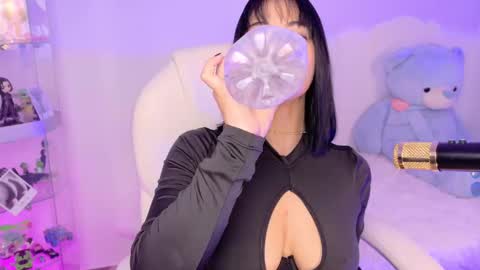 Snapshot of oliviamcneill chatting on 10-11-25, 08:18 Olivia Mcneill online show from 10-11-25, 08:18