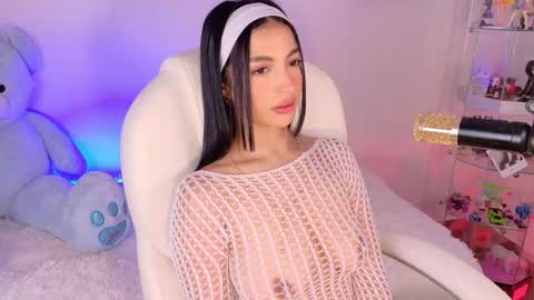 Snapshot of oliviamcneill chatting on 11-22-25, 12:04 Olivia Mcneill online show from 11-22-25, 12:04