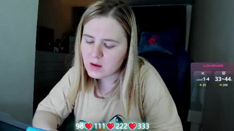 Snapshot of oliviamunk chatting on 06-12-26, 04:33 . online show from 06-12-26, 04:33