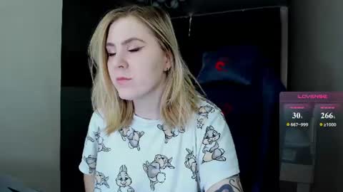 Snapshot of oliviamunk chatting on 06-17-26, 04:48 . online show from 06-17-26, 04:48