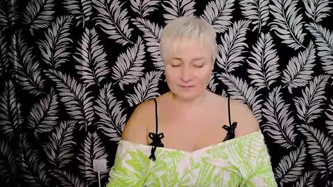 Snapshot of oliviaoskar_ chatting on 12-14-24, 08:45 Kelly online show from 12-14-24, 08:45