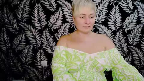 Snapshot of oliviaoskar_ chatting on 12-16-24, 03:43 Kelly online show from 12-16-24, 03:43