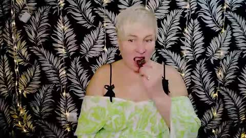 Snapshot of oliviaoskar_ chatting on 12-21-24, 12:38 Kelly online show from 12-21-24, 12:38