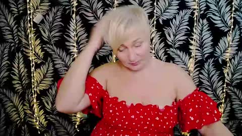 Snapshot of oliviaoskar_ chatting on 02-08-25, 06:12 Kelly online show from 02-08-25, 06:12