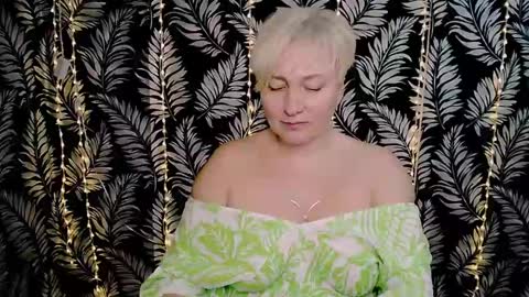 Snapshot of oliviaoskar_ chatting on 03-10-25, 12:37 Kelly online show from 03-10-25, 12:37