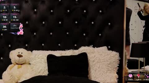Snapshot of oliviashaw23 chatting on 01-14-25, 10:12 Olivia online show from 01-14-25, 10:12