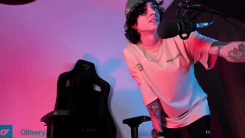 Snapshot of olliver___y chatting on 12-11-24, 10:14 online show from 12-11-24, 10:14