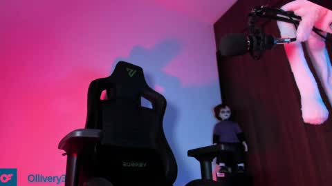 Snapshot of olliver___y chatting on 12-23-24, 08:33 online show from 12-23-24, 08:33